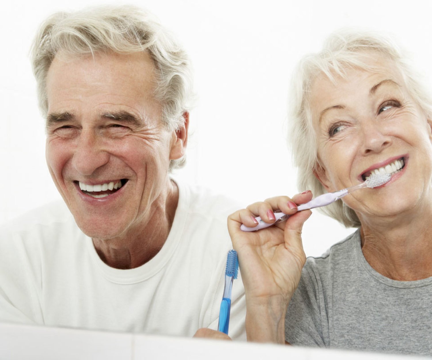 Pareja sonriendo gracias a la fijación de su prótesis dental