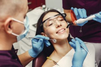 tratamiento de laser dental a una chica