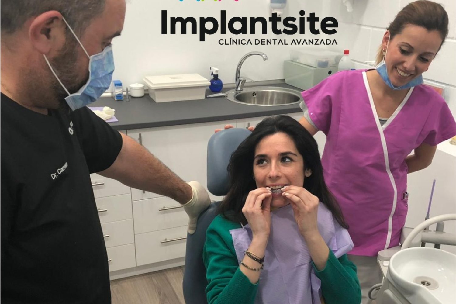 Una paciente de clínica Implantsite recibe su férula de descarga porque sufre bruxismo