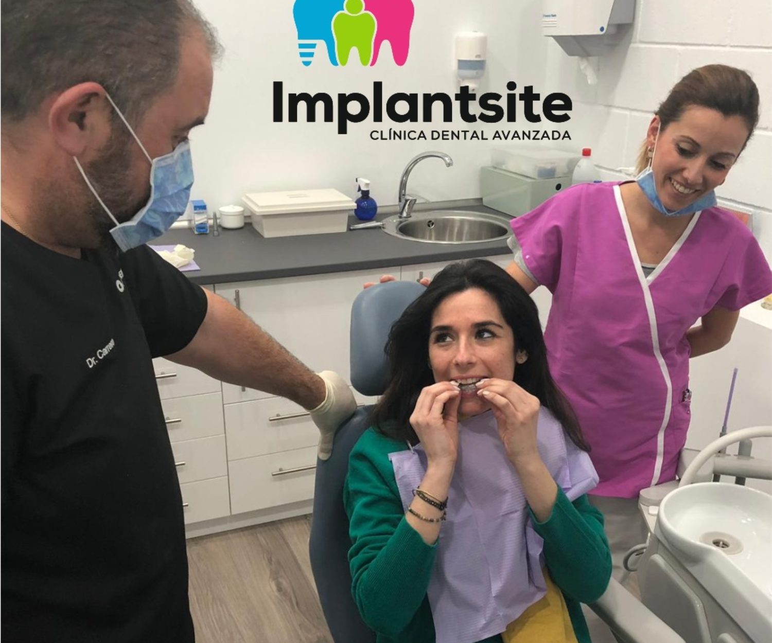 Una paciente de clínica Implantsite recibe su férula de descarga porque sufre bruxismo