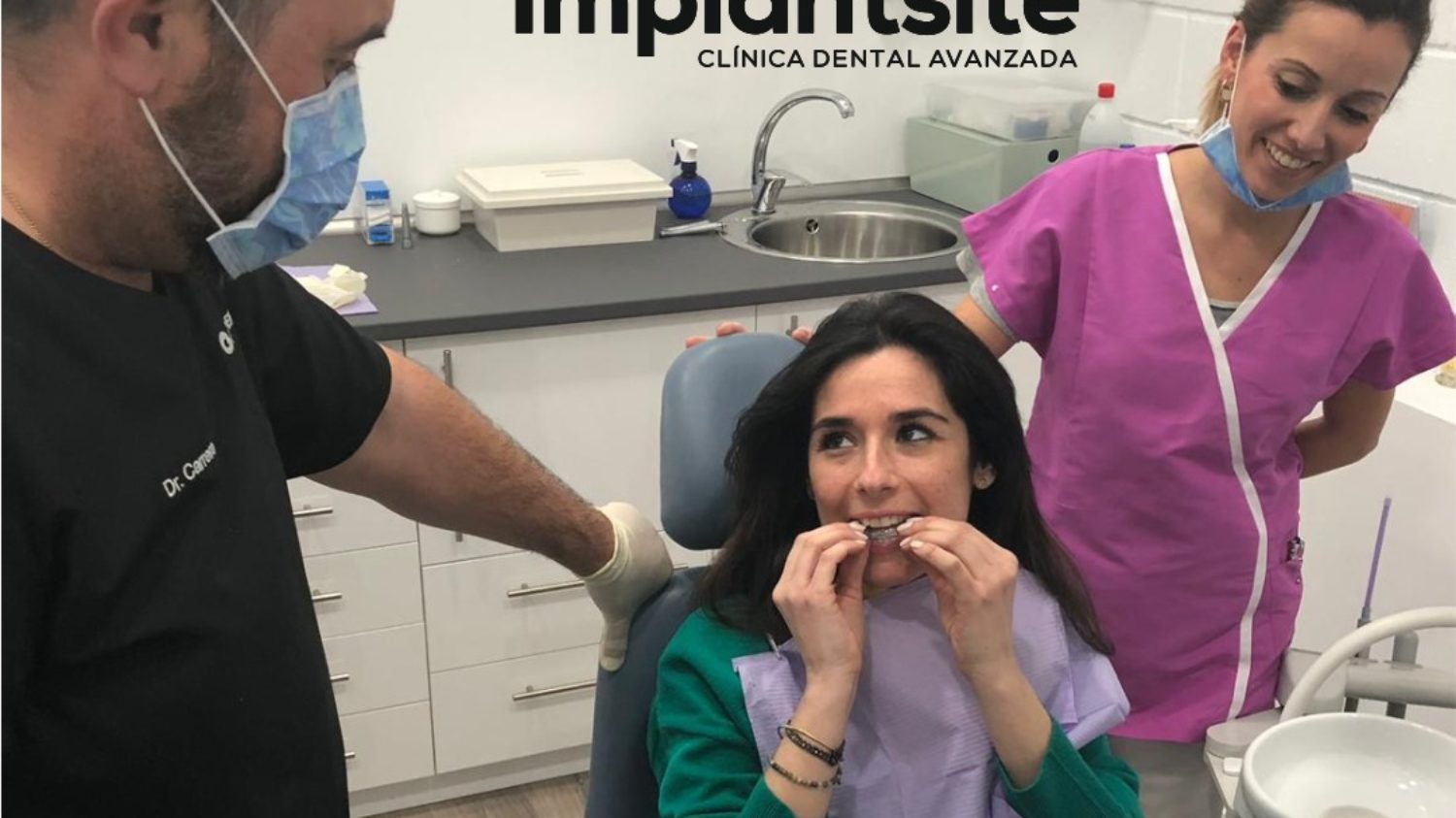 Una paciente de clínica Implantsite recibe su férula de descarga porque sufre bruxismo