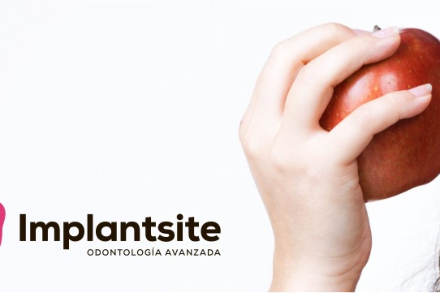 mujer mordiendo una manzana que disfruta de una boca sana