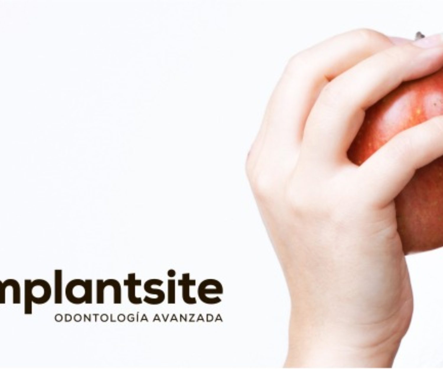 mujer mordiendo una manzana que disfruta de una boca sana