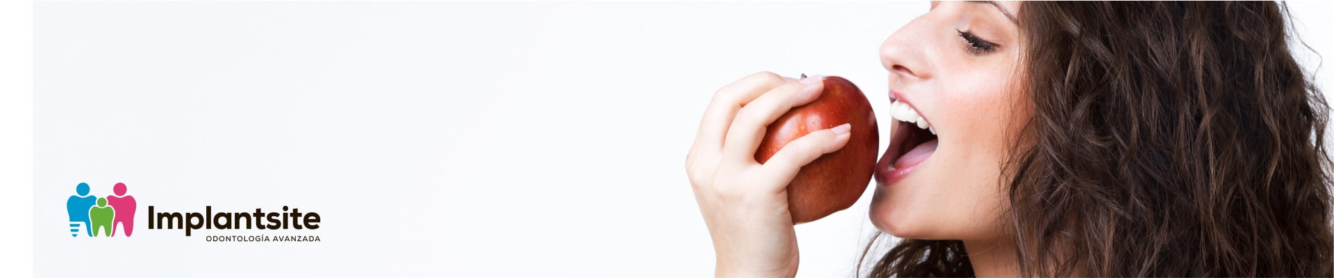 mujer mordiendo una manzana que disfruta de una boca sana