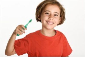 Niña con caries en diente de leche