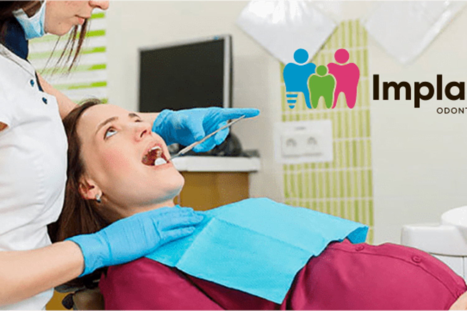 mujer embarazada en la visita al dentista para mantener su boca sana durante el embarazo