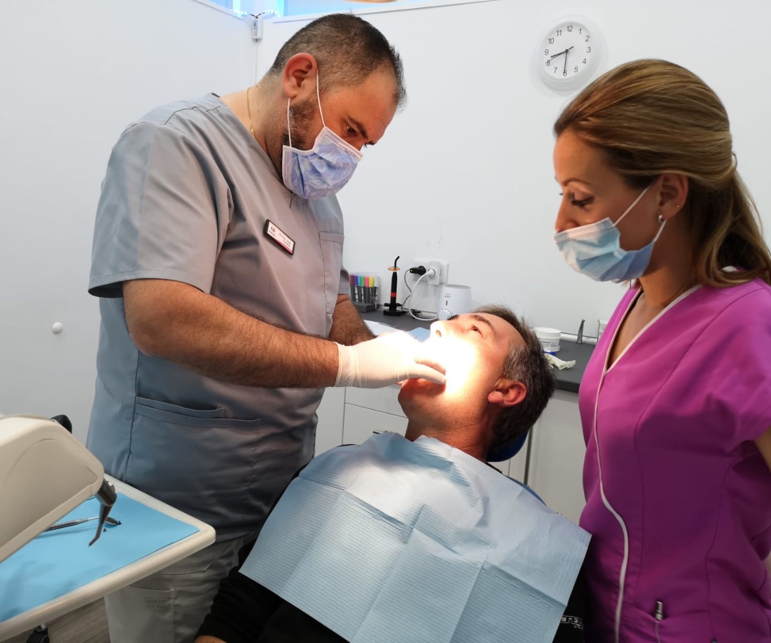 Doctores trabajando, imagen del post sobre extraer una muela