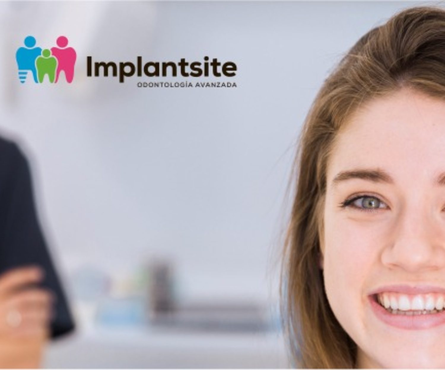 chica sonrie en porque no tiene miedo al dentista en clínica implantsite