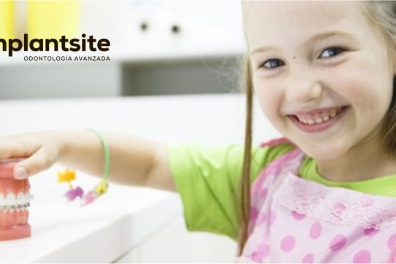 niña enseñando aparato dental brackets