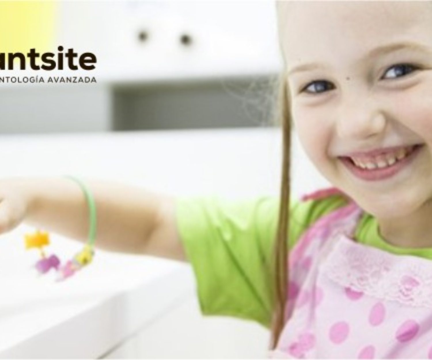 niña enseñando aparato dental brackets