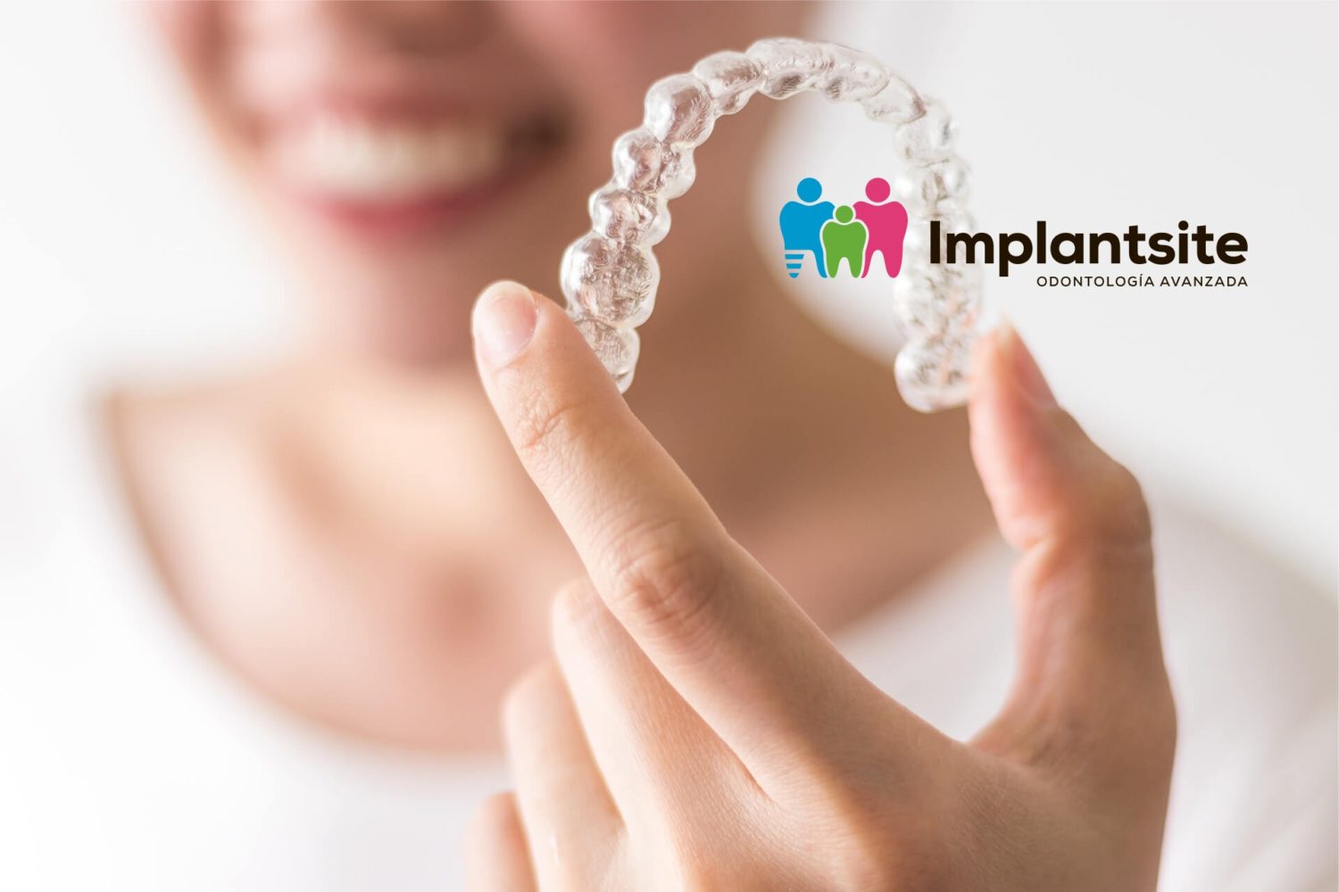 Mujer sostiene alineador de ortodoncia invisible, en Clínica Implantsite de Dos Hermanas somos expertos en Invisalign