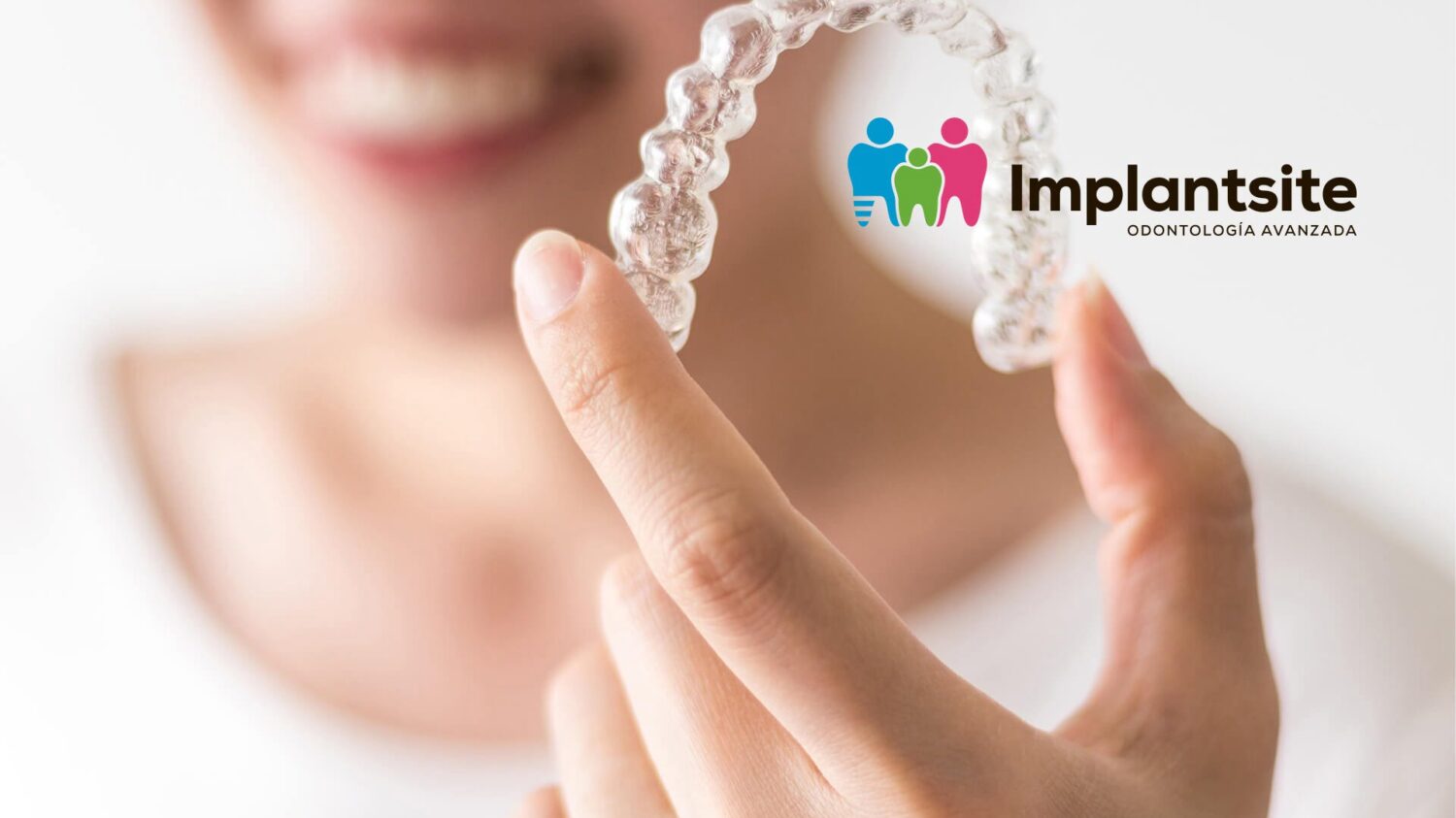Mujer sostiene alineador de ortodoncia invisible, en Clínica Implantsite de Dos Hermanas somos expertos en Invisalign