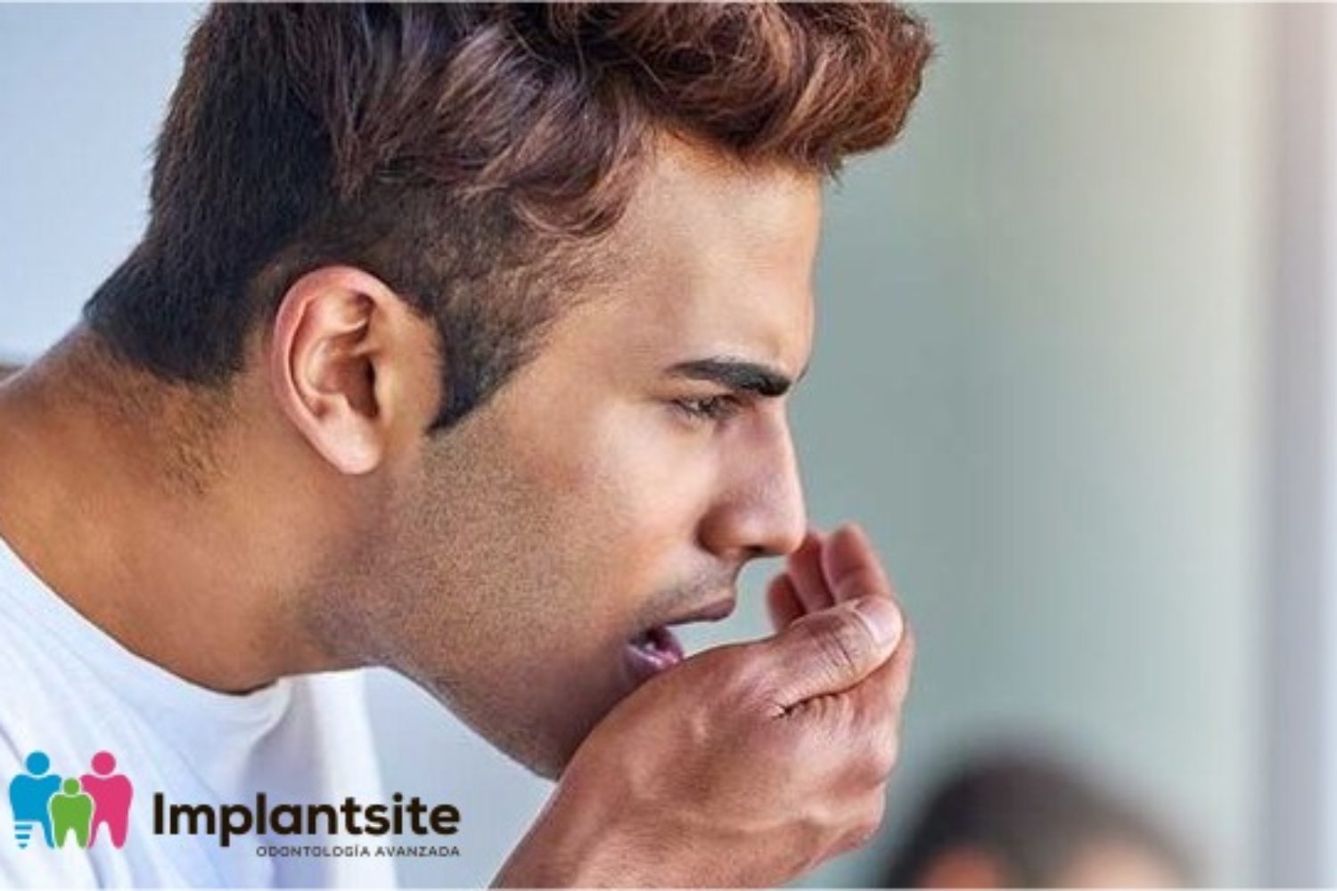 hombre con mal aliento quitar el mal aliento