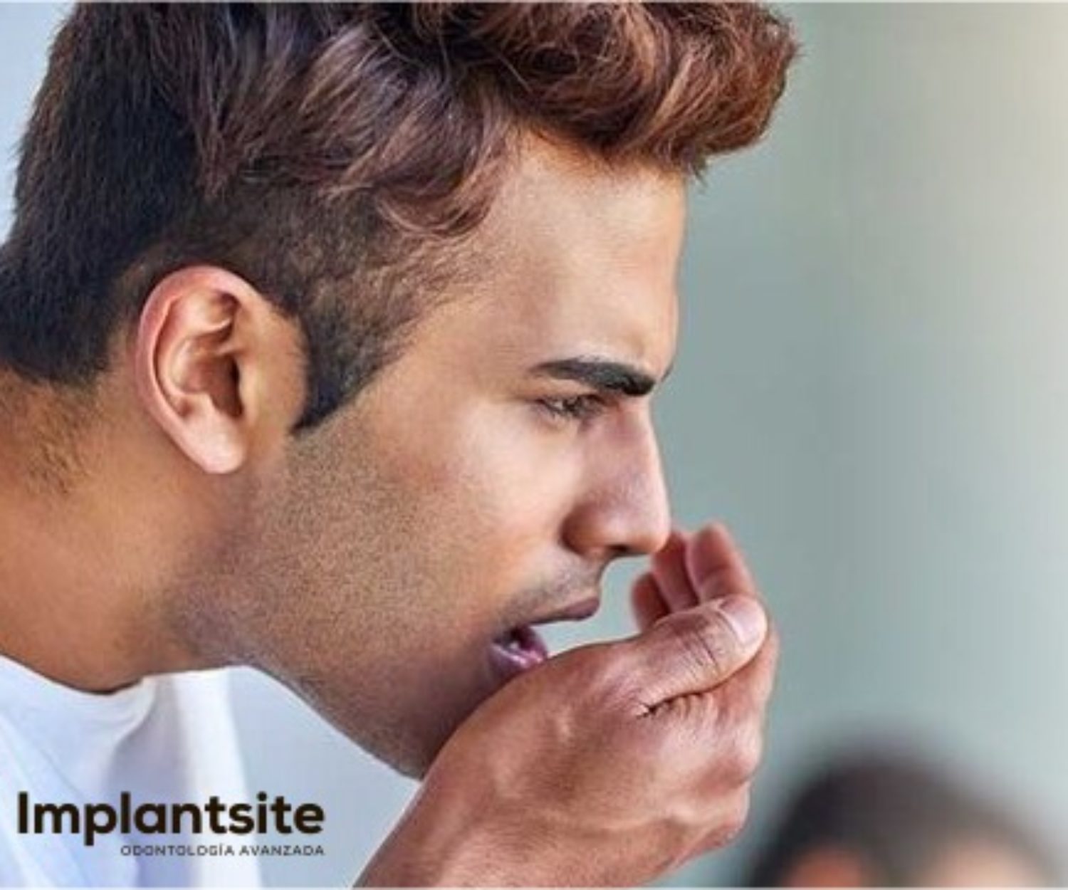 hombre con mal aliento quitar el mal aliento