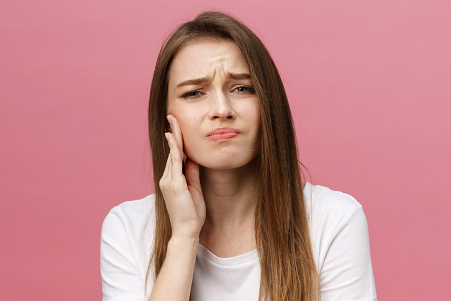 imagen de una chica que nota molestias dentales pero no sabe si puede acudir al dentista durante el confinamiento