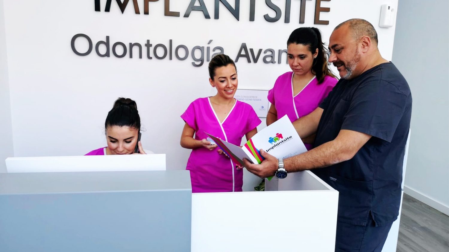 el equipo de Clínica dental Implantsite trabajando bajo el método que garantiza el éxito