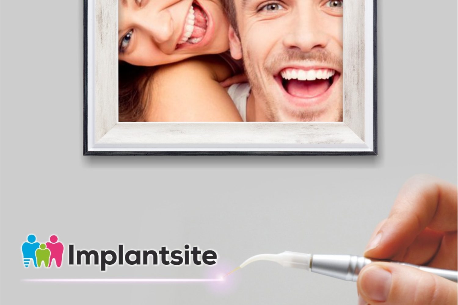 imagen de pareja sonriendo y mano usando láser dental, especial para blanqueamiento dental con láser