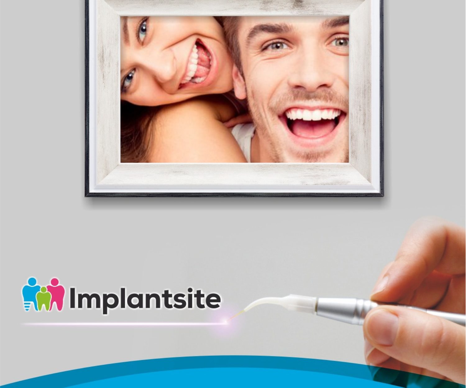 imagen de pareja sonriendo y mano usando láser dental, especial para blanqueamiento dental con láser