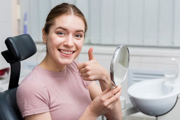 imagen de una chica joven alegre al comprobar que sus implantes no se notan