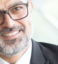 hombre sonriendo por encontrar solucion para prótesis con mini implantes