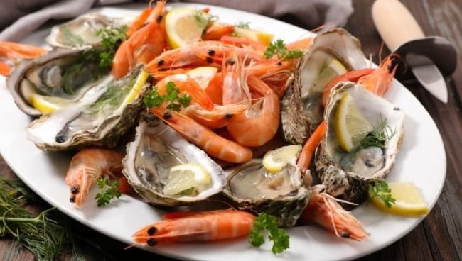 plato de marisco, alimento típico en las fiestas navideñas que hay que evitar para cuidr tu ortodoncia