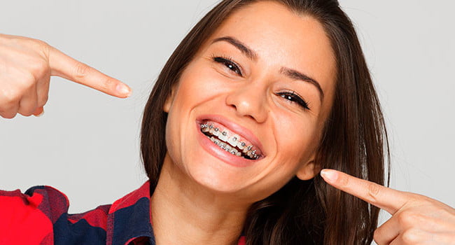 chica sonriendo con brackets