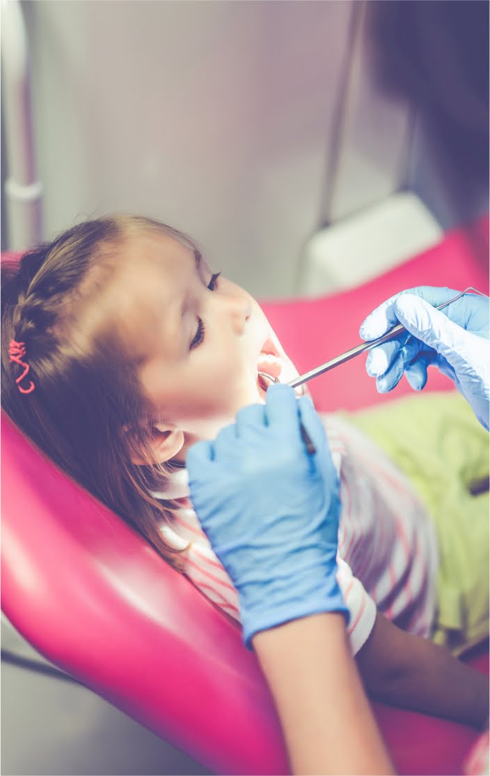 dentista infantil tratando a una niña