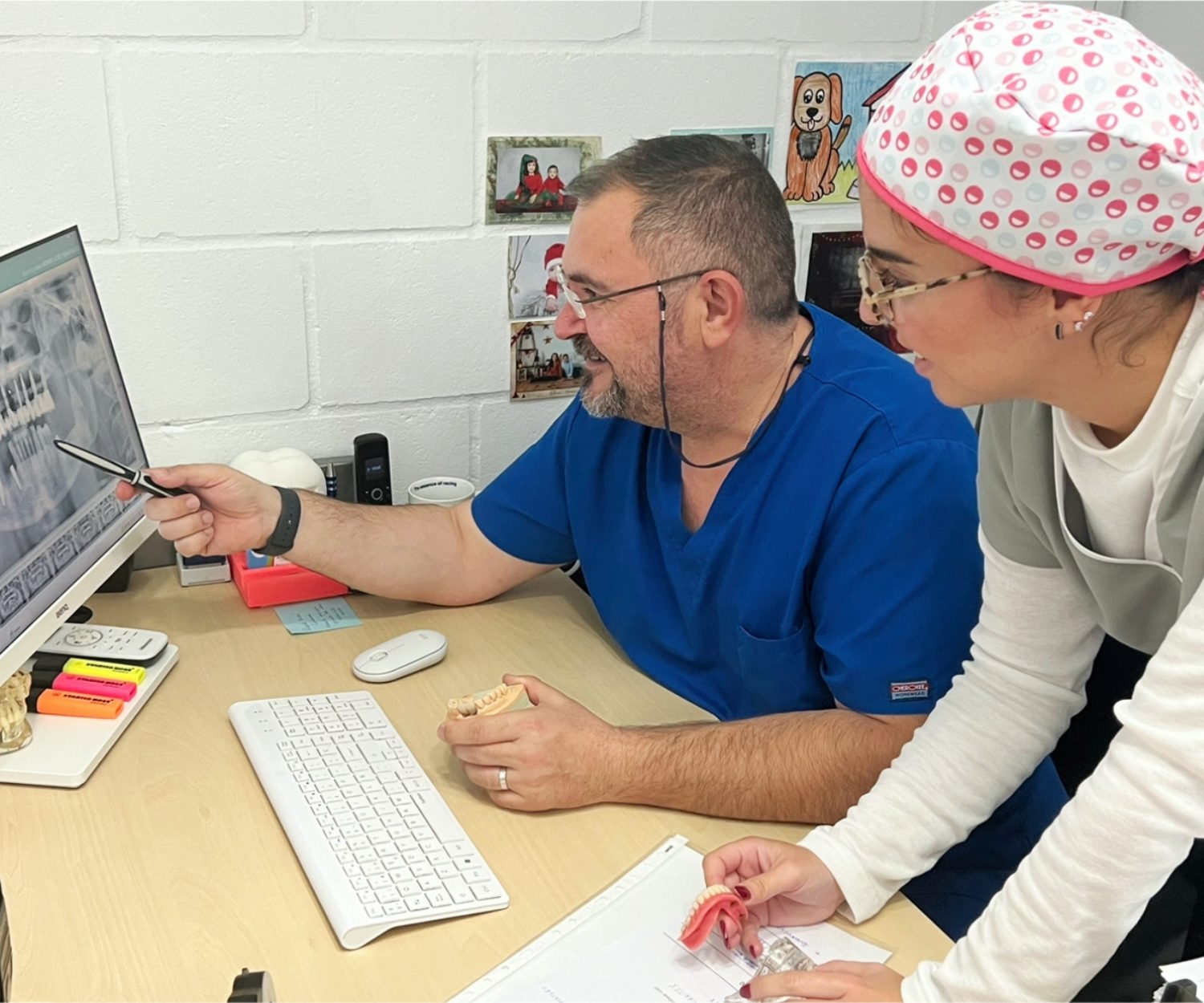 Doctores de Clínica Implantsite valorando un diagnóstico basado en la Odontología Slow