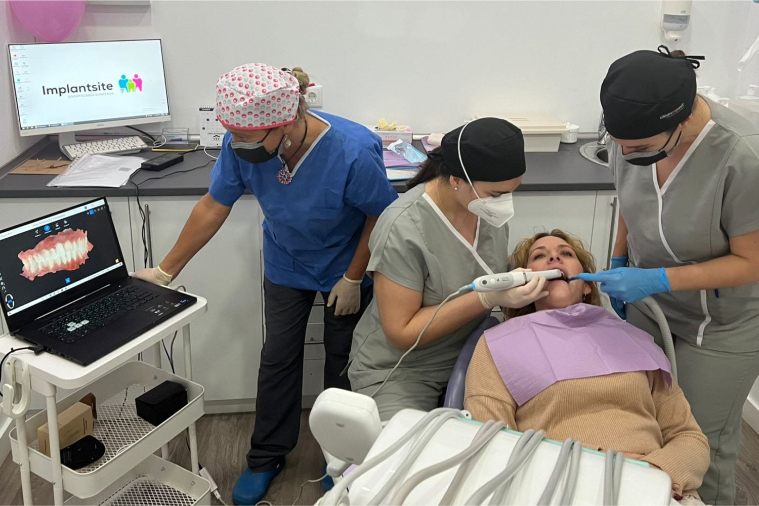 tratamiento de ortodoncia con alineadores invisibles en Clínica Dental Implantsite