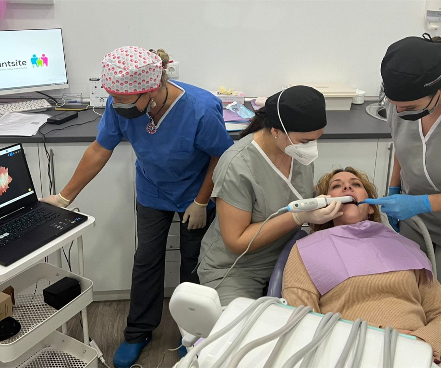 tratamiento de ortodoncia con alineadores invisibles en Clínica Dental Implantsite