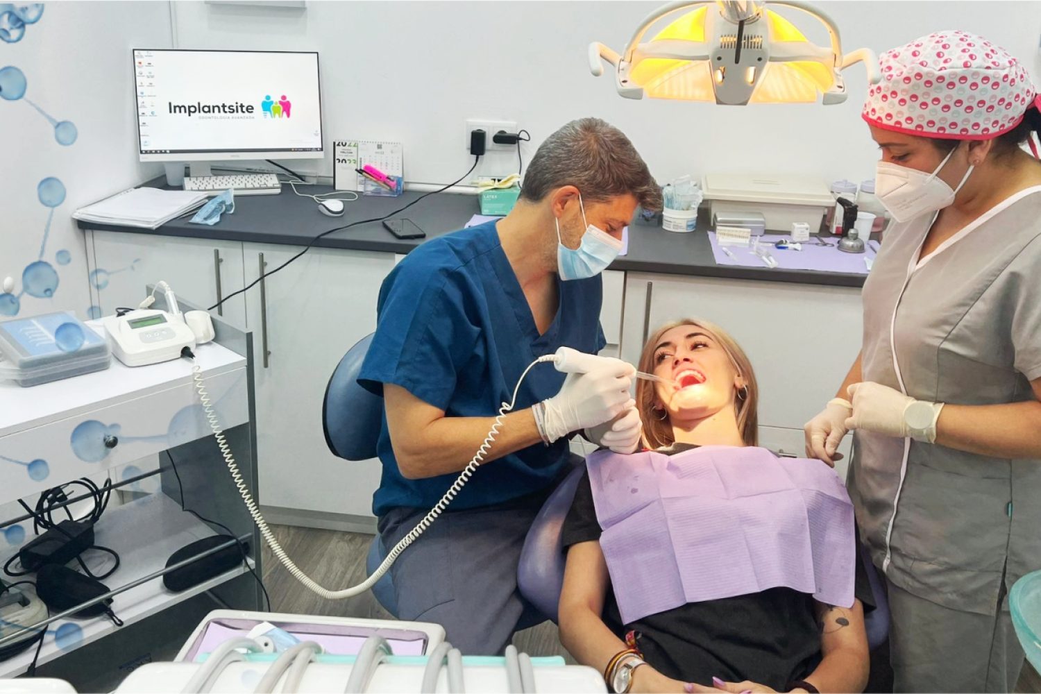 paciente recibiendo tratamiento de ozono dental en clínica Implantsite