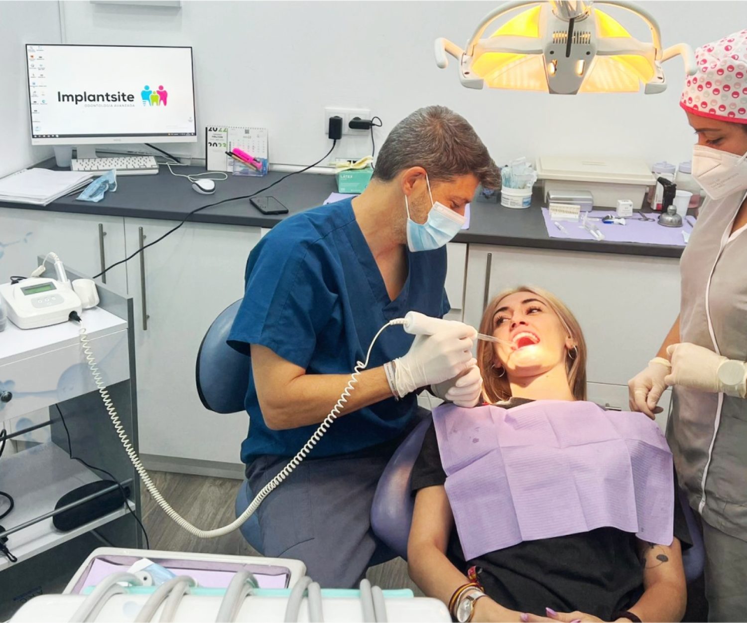 paciente recibiendo tratamiento de ozono dental en clínica Implantsite