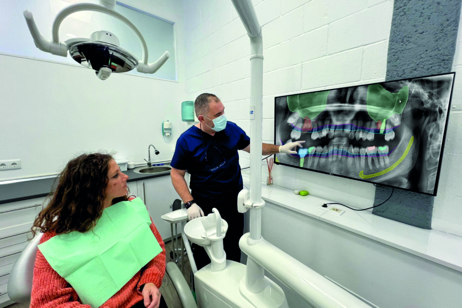 Momento de información al paciente con el programa de inteligencia artificial Allisone