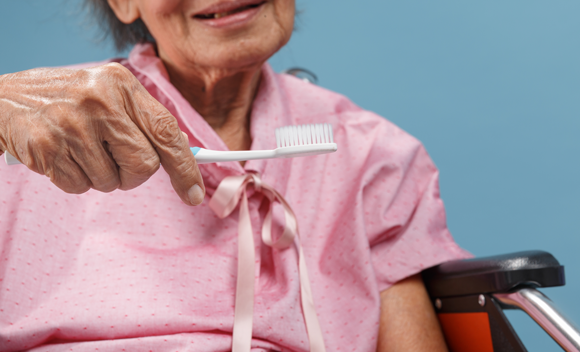 persona con discapacidad lavándose los dientes