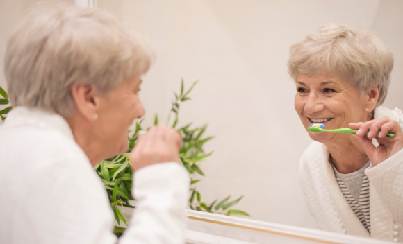 persona mayor cepillándose los dientes